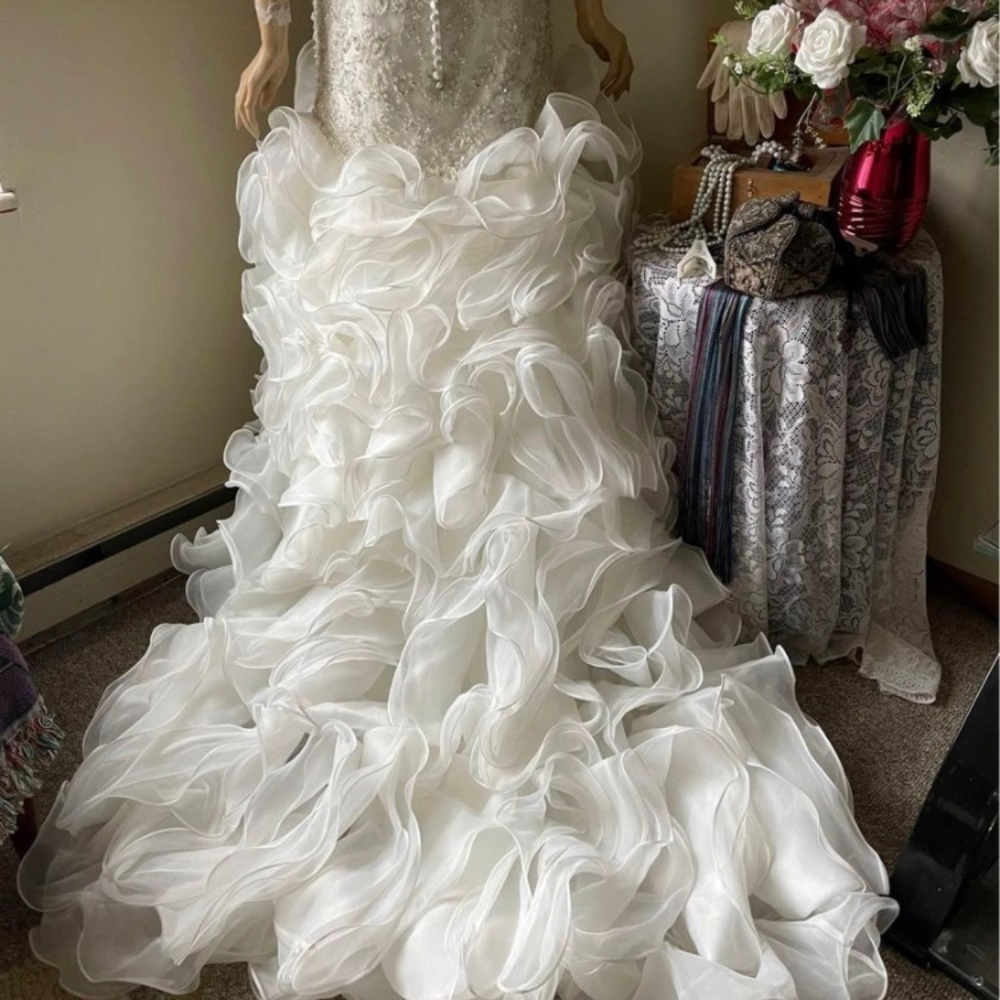 Stunning strapless wedding gown - Picture 2 of 7